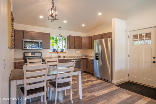 kitchen with stainless steel appliances, a chandelier, dark wood-style floors, recessed lighting, and lofted ceiling