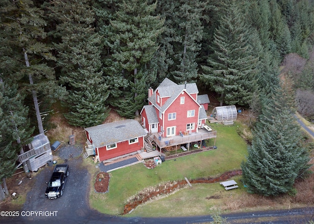 birds eye view of property featuring a forest view