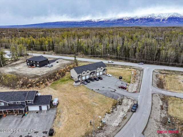 birds eye view of property featuring a forest view