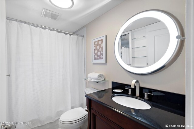 full bathroom featuring vanity, toilet, curtained shower, and visible vents