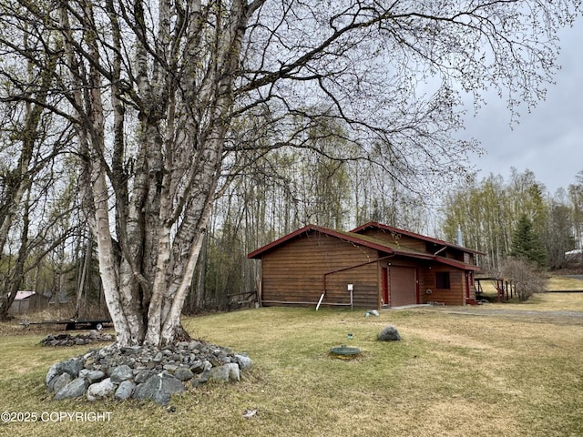 view of side of property featuring a lawn
