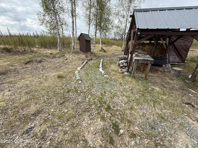 view of yard with an outbuilding
