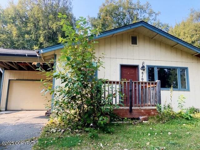 view of front facade featuring a garage and driveway