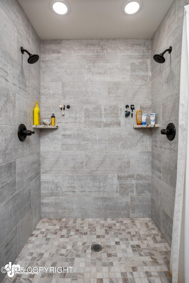 full bathroom featuring tiled shower