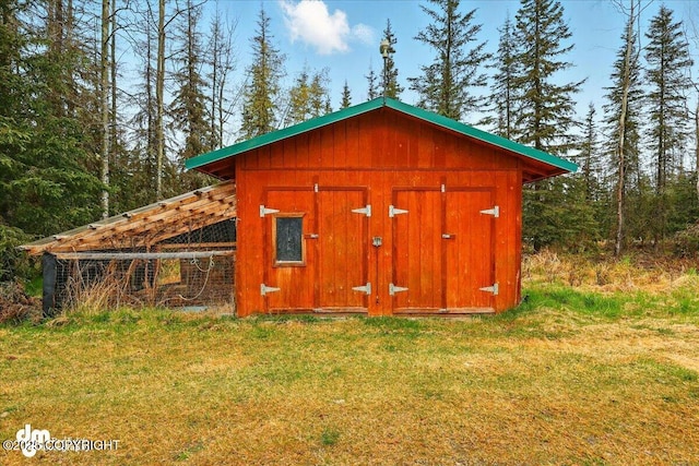 view of outdoor structure featuring an outbuilding