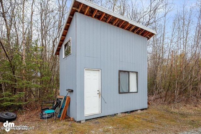 view of outdoor structure with an outbuilding