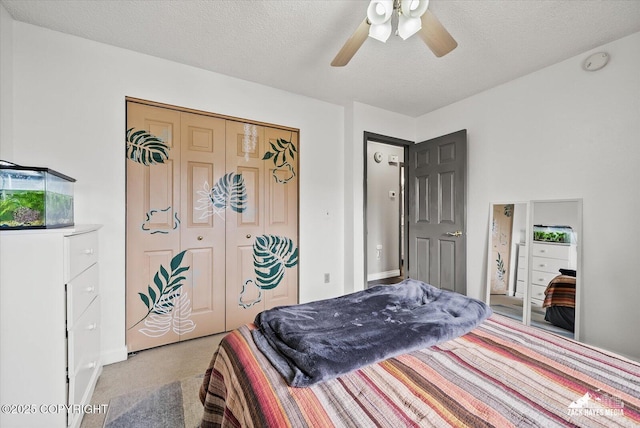 bedroom with a closet, a ceiling fan, a textured ceiling, and light carpet