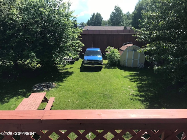 view of yard featuring an outdoor structure and a shed