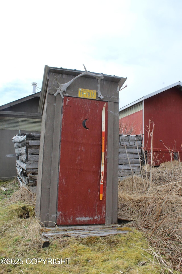 view of outdoor structure featuring an outbuilding