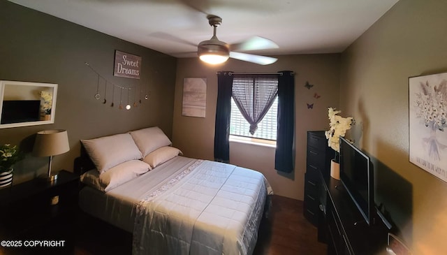 bedroom with ceiling fan