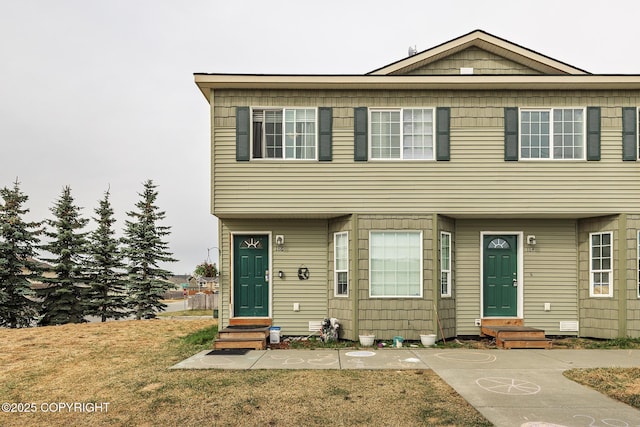 view of front of home with entry steps and a front yard