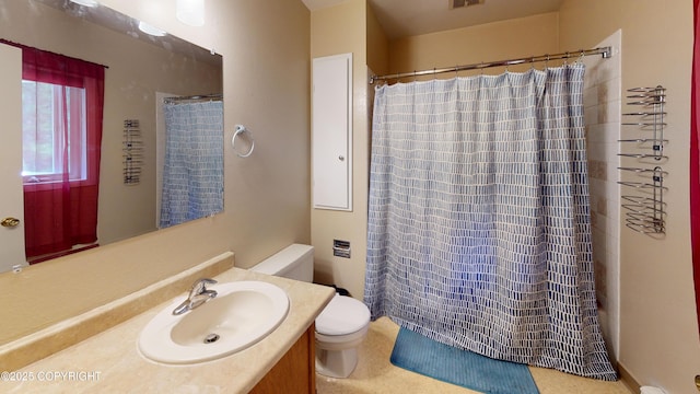 full bath featuring toilet, visible vents, curtained shower, and vanity