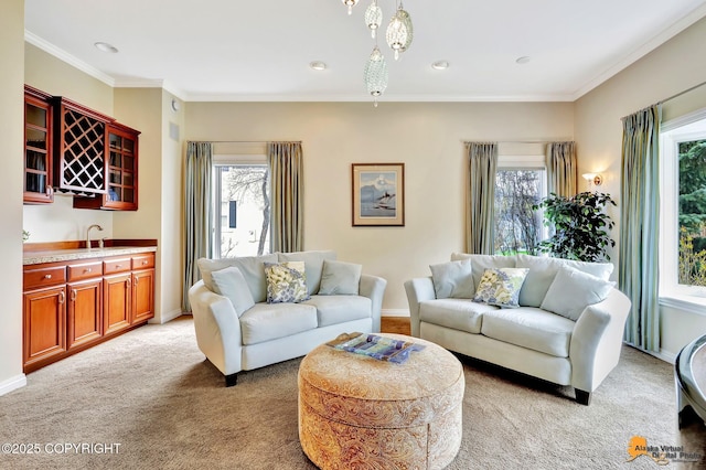 living room featuring light carpet, plenty of natural light, ornamental molding, baseboards, and recessed lighting