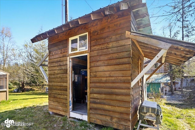 view of outdoor structure with an outbuilding