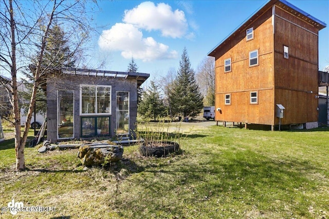 view of grassy yard featuring an outbuilding