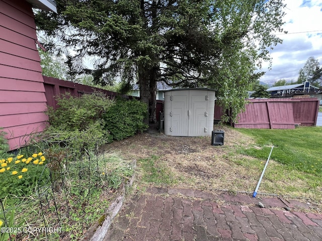 7700 Dover Ave, Anchorage, AK 99504 - view of yard