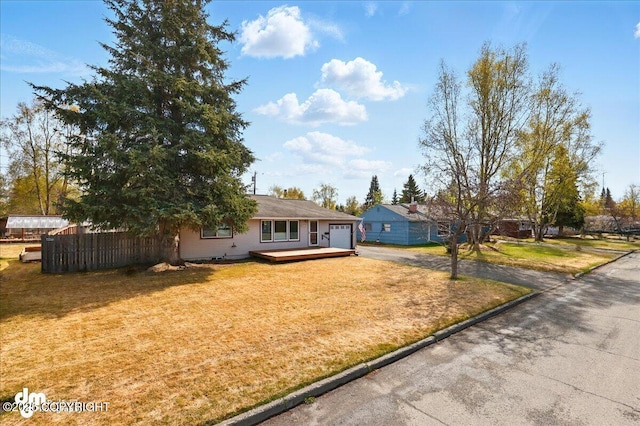 view of front facade with driveway and a front yard