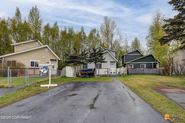 view of front of house with a gate and driveway