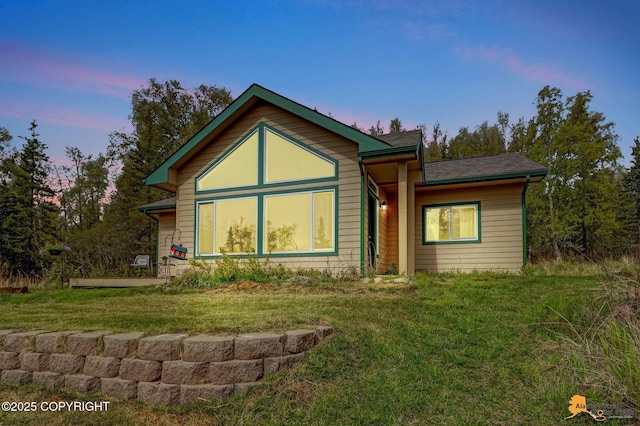 view of front of home featuring a front yard