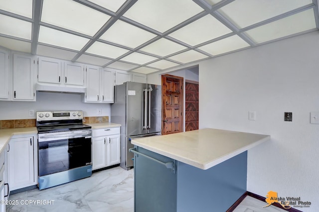 kitchen featuring stainless steel appliances, under cabinet range hood, a peninsula, light marble finish flooring, and a breakfast bar
