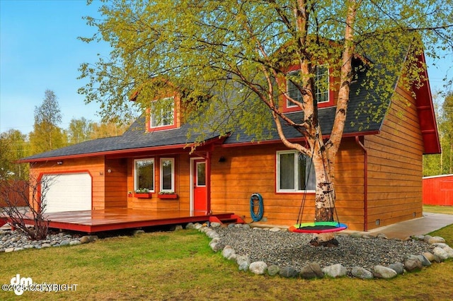 view of front facade with roof with shingles, a front yard, and a wooden deck