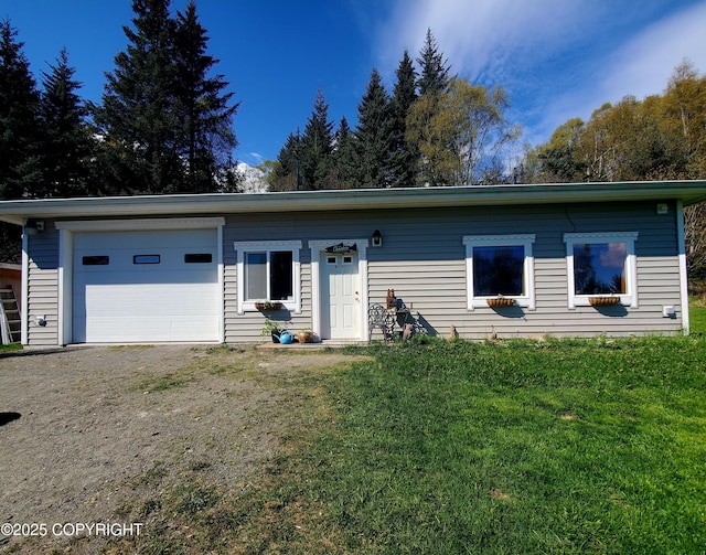 view of front of property with a front lawn, an attached garage, and driveway