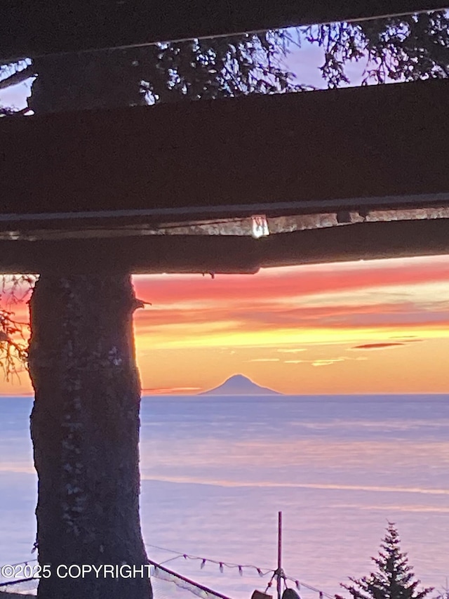 water view featuring a mountain backdrop