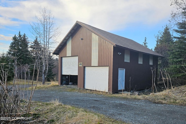 view of outdoor structure with an outbuilding and driveway