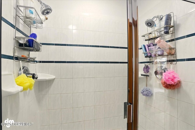 full bathroom featuring tiled shower