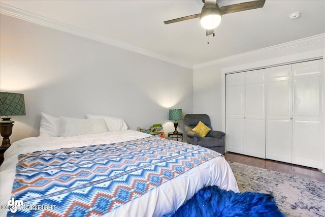 bedroom featuring ornamental molding, wood finished floors, a closet, and a ceiling fan
