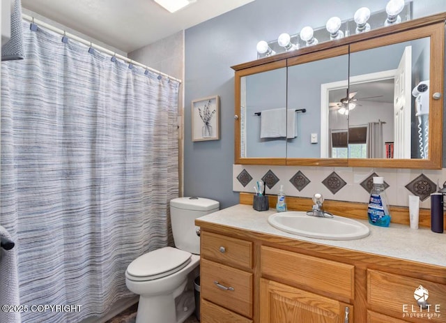 bathroom featuring toilet, a ceiling fan, vanity, a shower with shower curtain, and tasteful backsplash