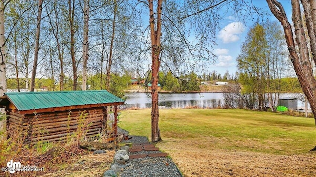 view of grassy yard featuring a water view