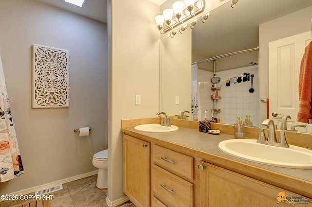 full bathroom with toilet, baseboards, a shower with curtain, and double vanity