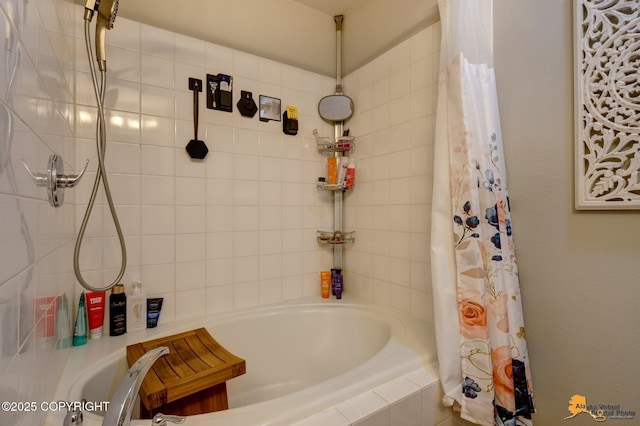 bathroom with tiled shower / bath combo