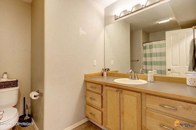 bathroom featuring toilet, vanity, baseboards, and a shower with shower curtain
