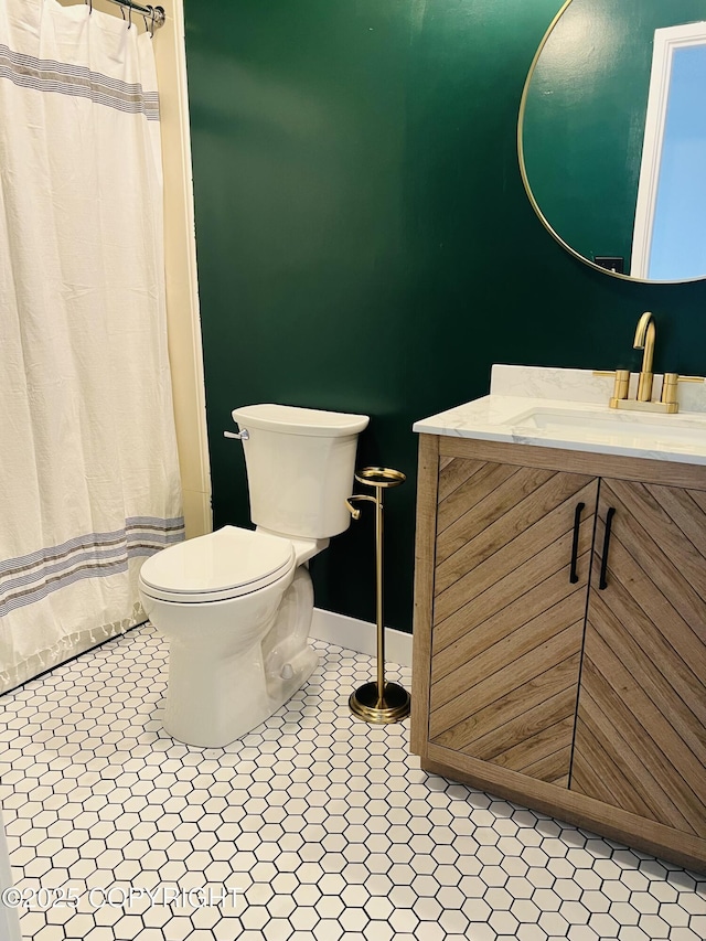 832 O Pl Unit 832, Anchorage, AK 99501 - full bath with toilet, vanity, baseboards, and a shower with curtain