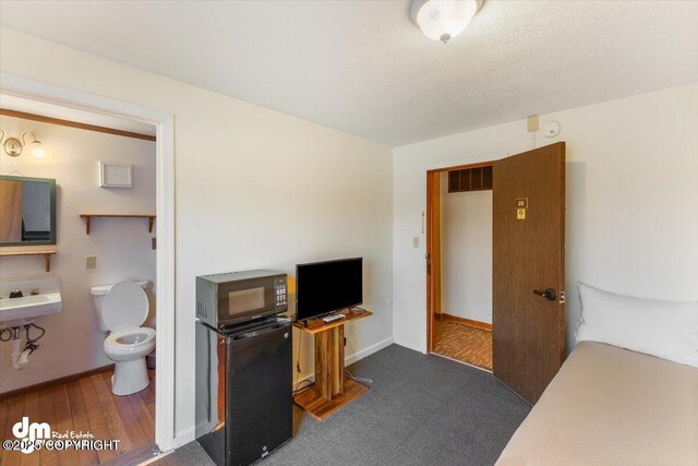147 E Pioneer Ave, Homer, AK 99603 - bedroom featuring fridge and baseboards