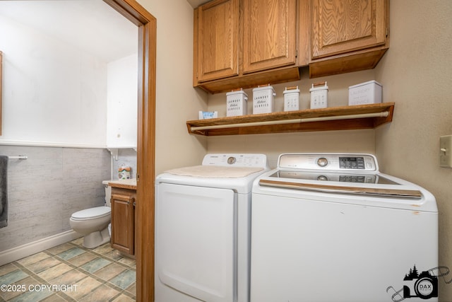 2100 N Palomino Ln, Palmer, AK 99645 - laundry area featuring washing machine and dryer and baseboards