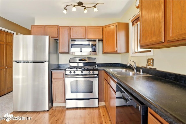 5680 W Birch Harbor Dr, Wasilla, AK 99623 - kitchen featuring appliances with stainless steel finishes, a sink, dark countertops, and light wood-type flooring