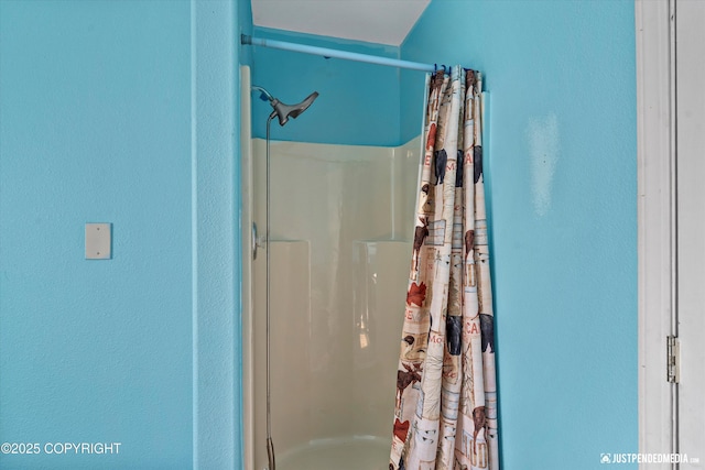 2261 Ridgewood Dr, Wasilla, AK 99654 - full bathroom featuring curtained shower and a textured wall