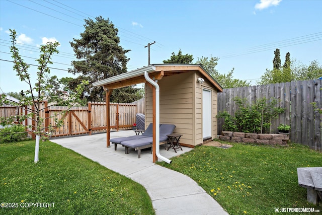 1310 G St, Anchorage, AK 99501 - view of yard with a patio area