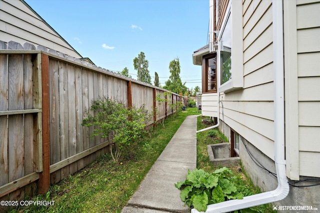 1310 G St, Anchorage, AK 99501 - view of yard
