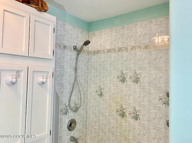 5411 Honeysuckle Ln, Wasilla, AK 99654 - bathroom featuring shower / washtub combination