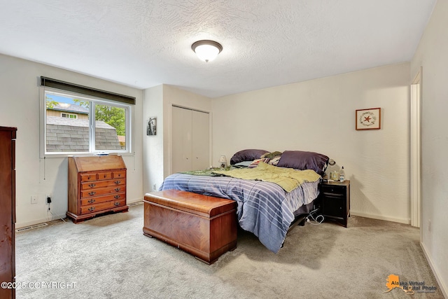 4139 Cosmos Dr, Anchorage, AK 99517 - bedroom featuring carpet flooring, a textured ceiling, and a closet