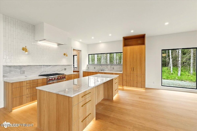 1308 Cunningham Ct, Kenai, AK 99611 - kitchen featuring modern cabinets, light wood-style floors, a sink, tasteful backsplash, and recessed lighting