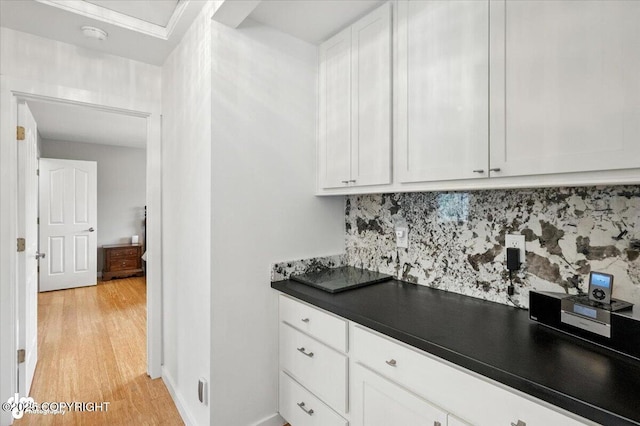 8968 Little Brook St, Anchorage, AK 99507 - bar area with light wood-style flooring and decorative backsplash