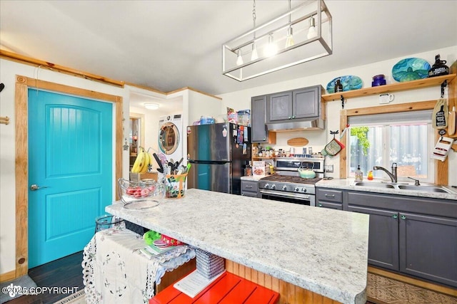 9637 N Buckingham Palace Rd, Willow, AK 99688 - kitchen featuring stainless steel appliances, a sink, under cabinet range hood, stacked washer / dryer, and gray cabinetry