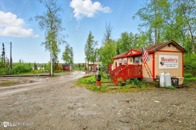 9637 N Buckingham Palace Rd, Willow, AK 99688 - view of front of home with dirt driveway