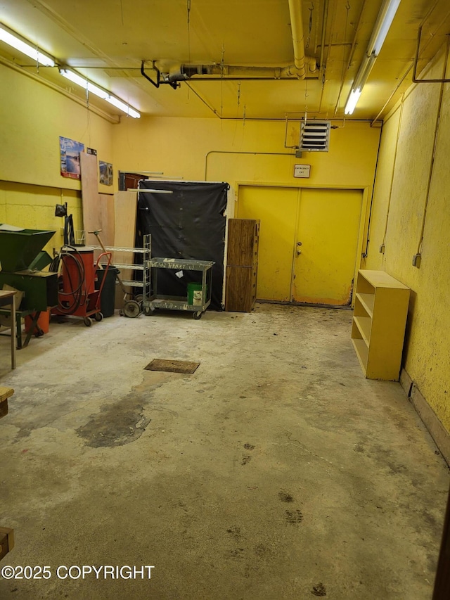9921 Nearpoint Dr, Anchorage, AK 99507 - garage with a heating unit