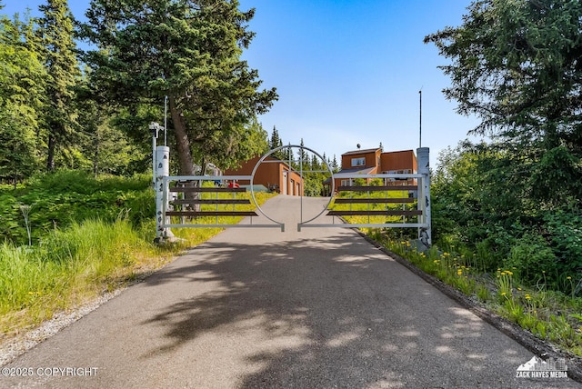11411 Snowline Dr, Anchorage, AK 99507 - gate with an outbuilding
